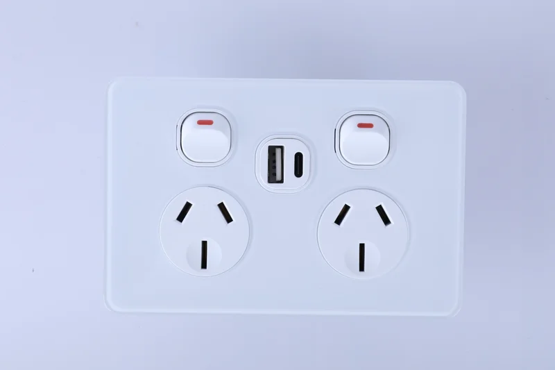 YELE Glass Double Powerpoint with USB 10A